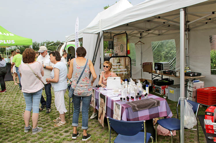 9-6-2018 - Proeverij in zomersfeer door de PLUS in Waarder_14